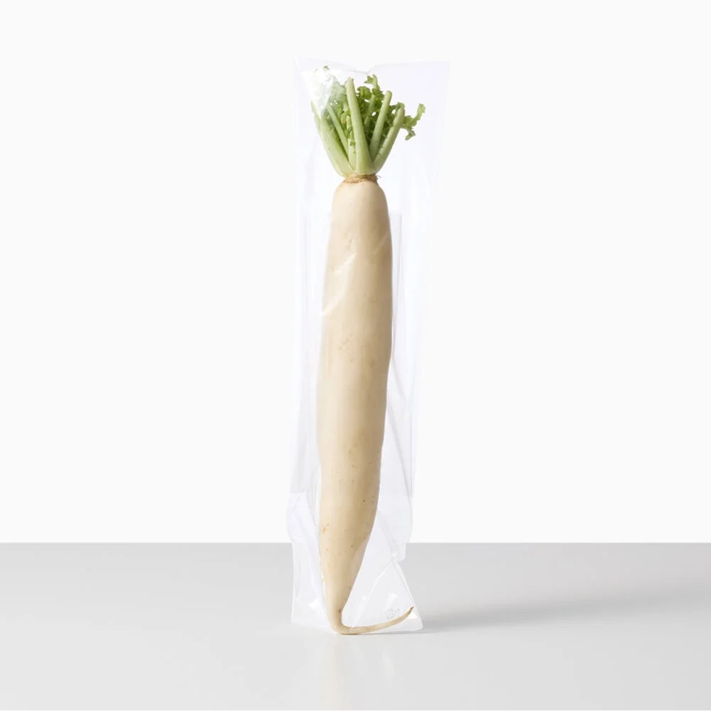 透明な袋に包装された新鮮な大根
