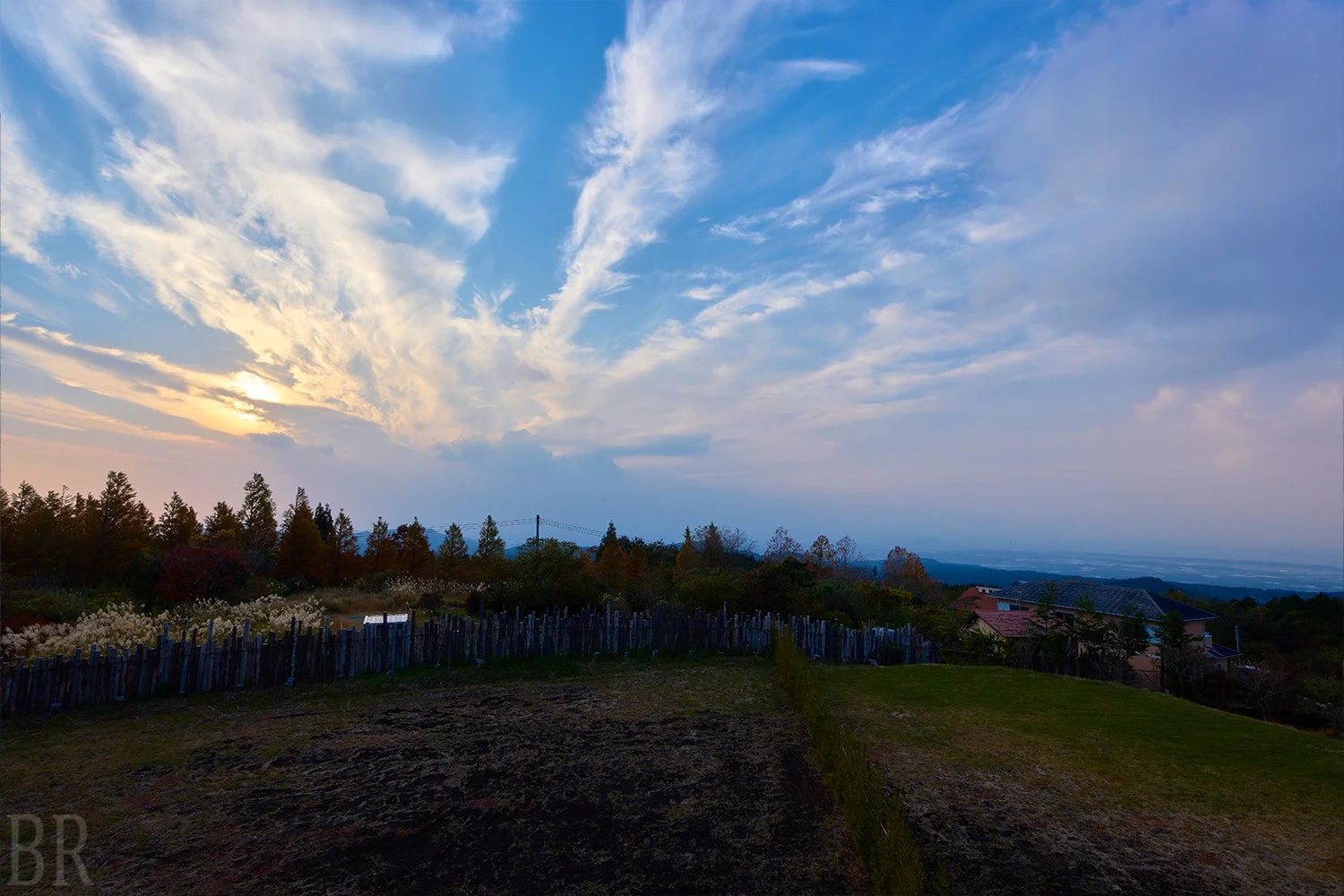 夕焼け空の下、広がる自然の風景