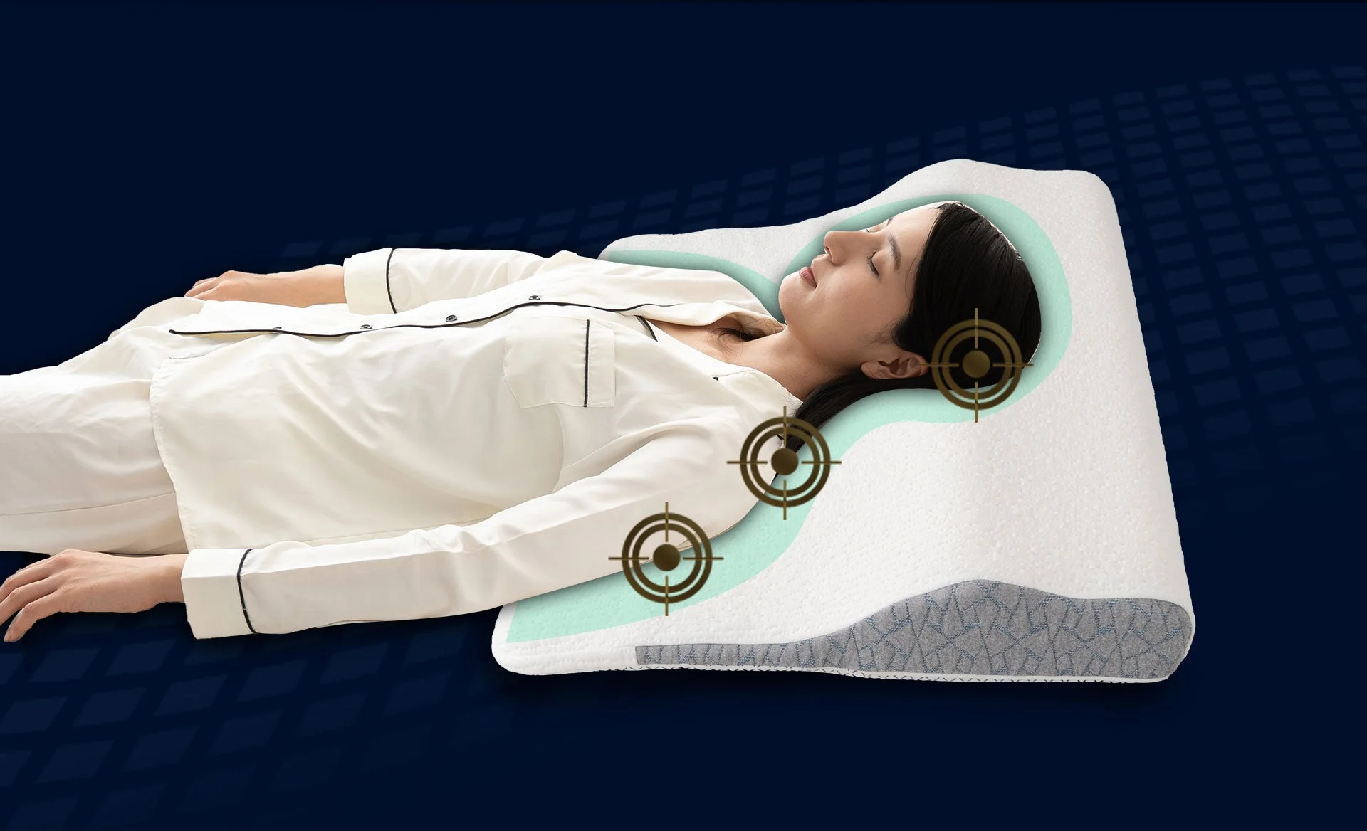 女性が頭、首、肩を適切にサポートする人間工学に基づいた特殊な枕で仰向けに寝ています