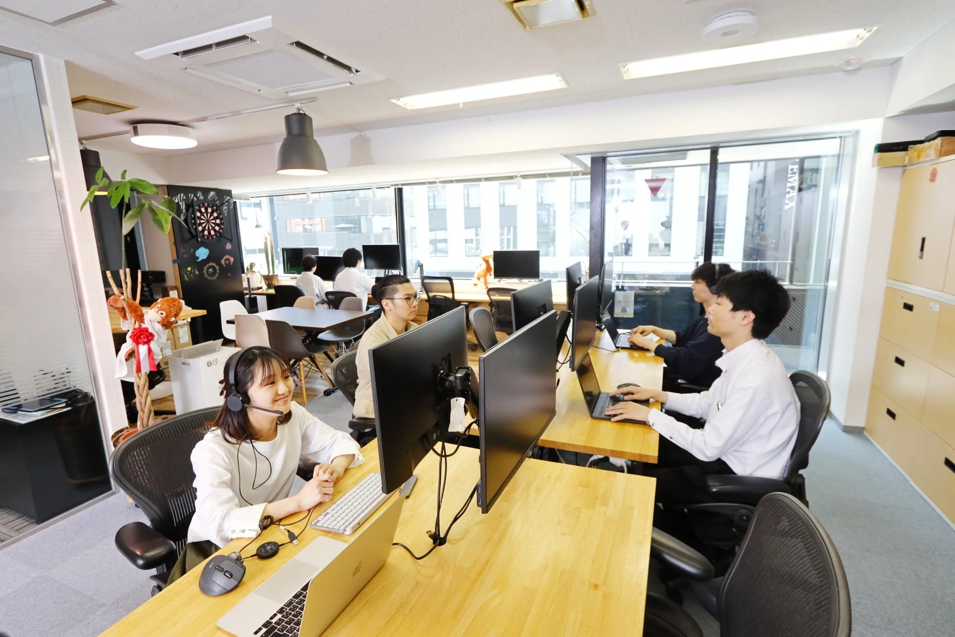 活気あるオフィスで業務にあたるINAP Visionの社員たち