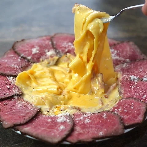 フォークで持ち上げられたパスタ