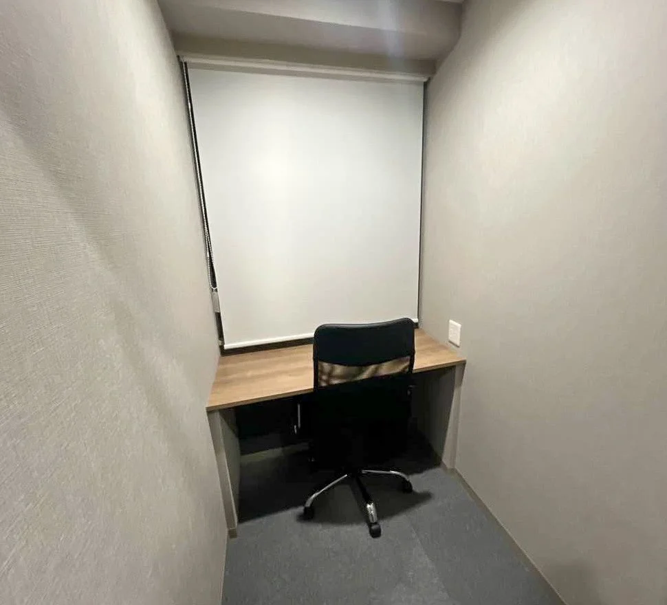 デスクとチェアの個室