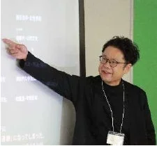 プレゼンテーションをする男性