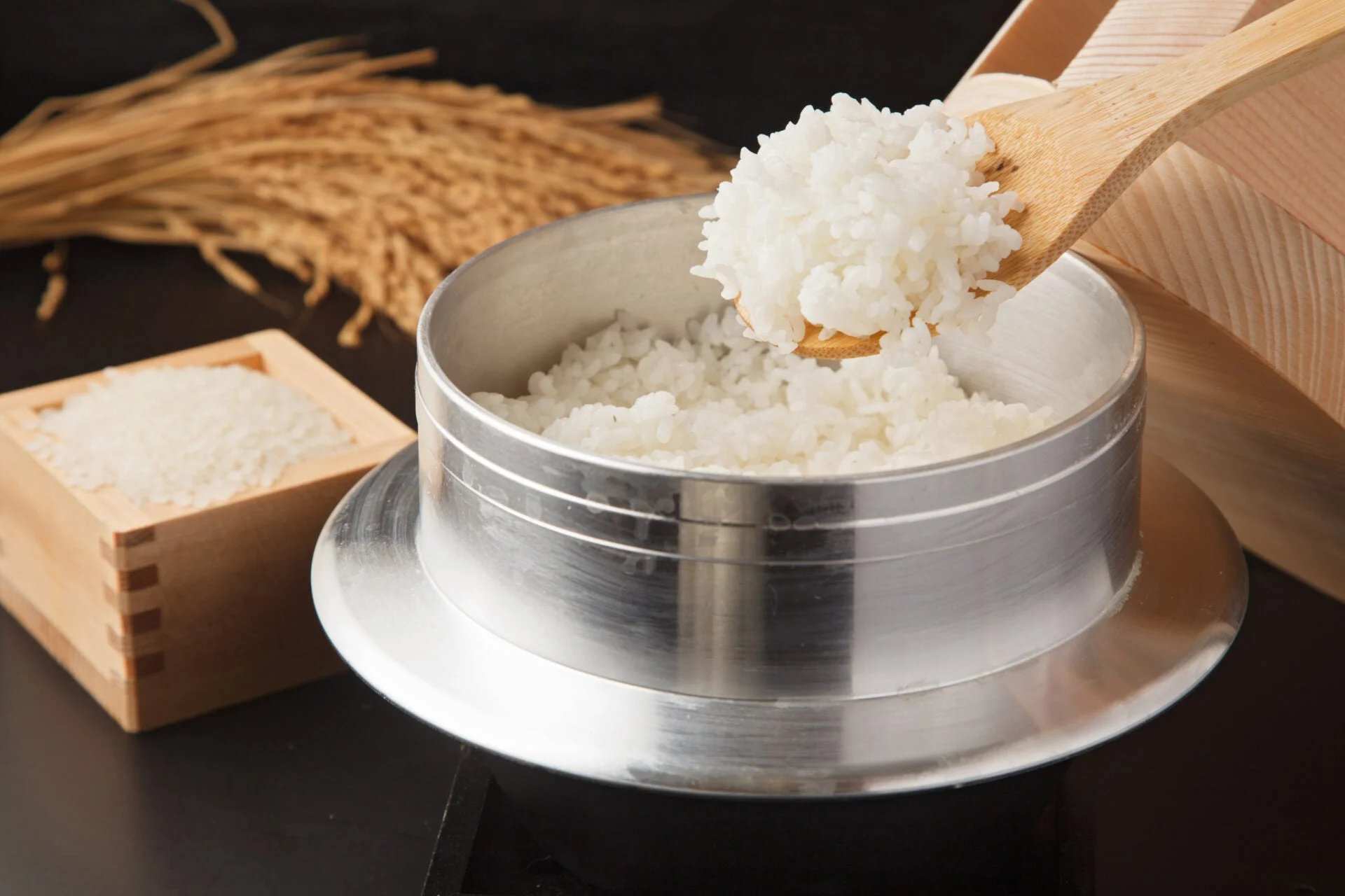 炊き立ての白米が伝統的な釜からよそわれている様子