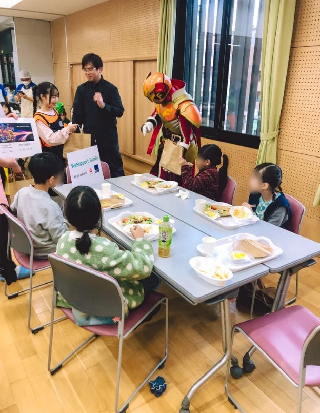 子どもたちと交流するヒーロー