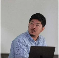 ラップトップを見る男性