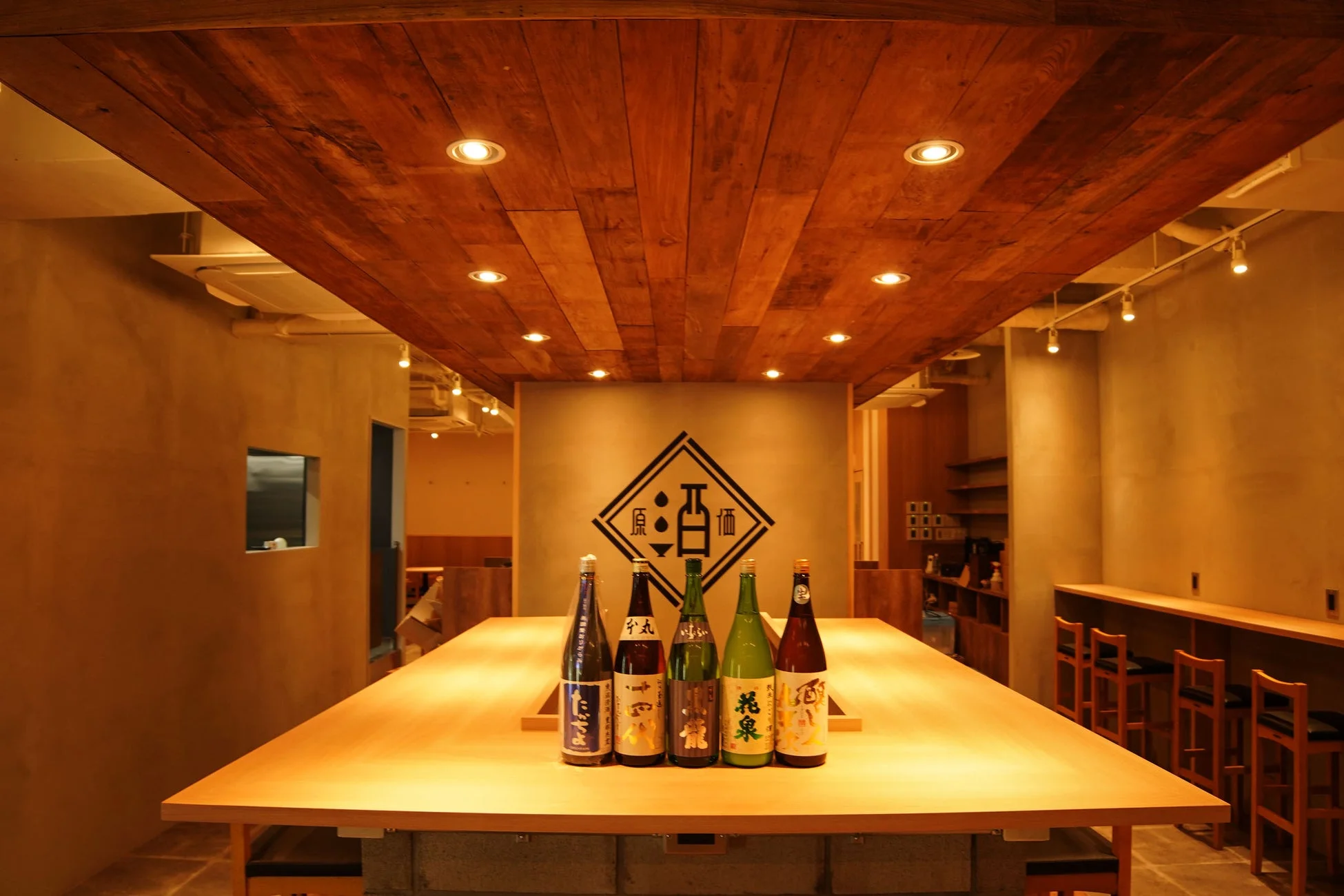 モダンな内装の日本酒バーの店内