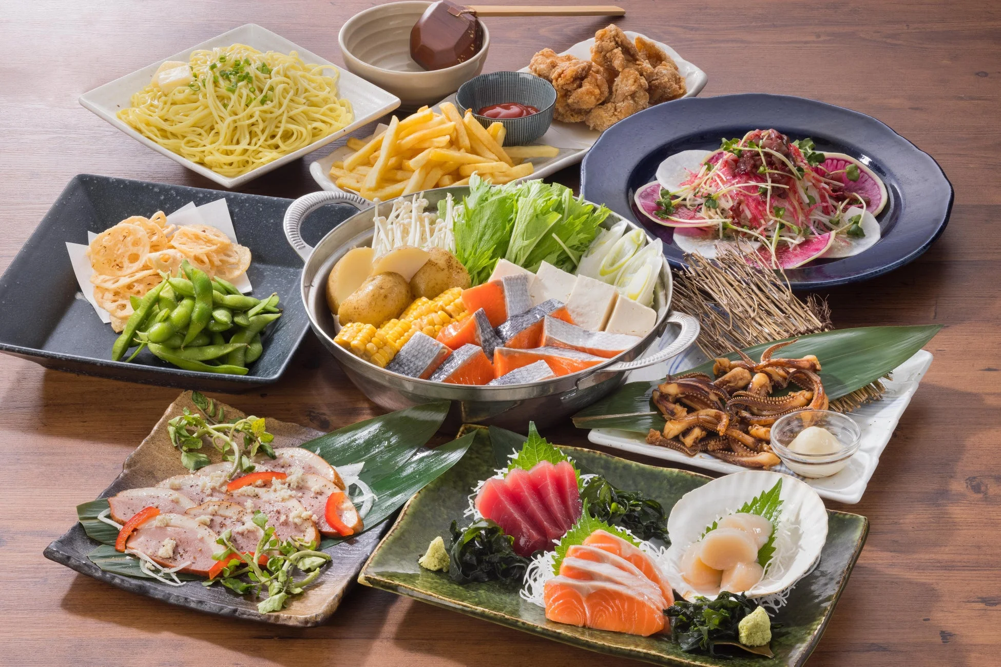 宴会や居酒屋の食事を連想させる和食が並べられた食卓