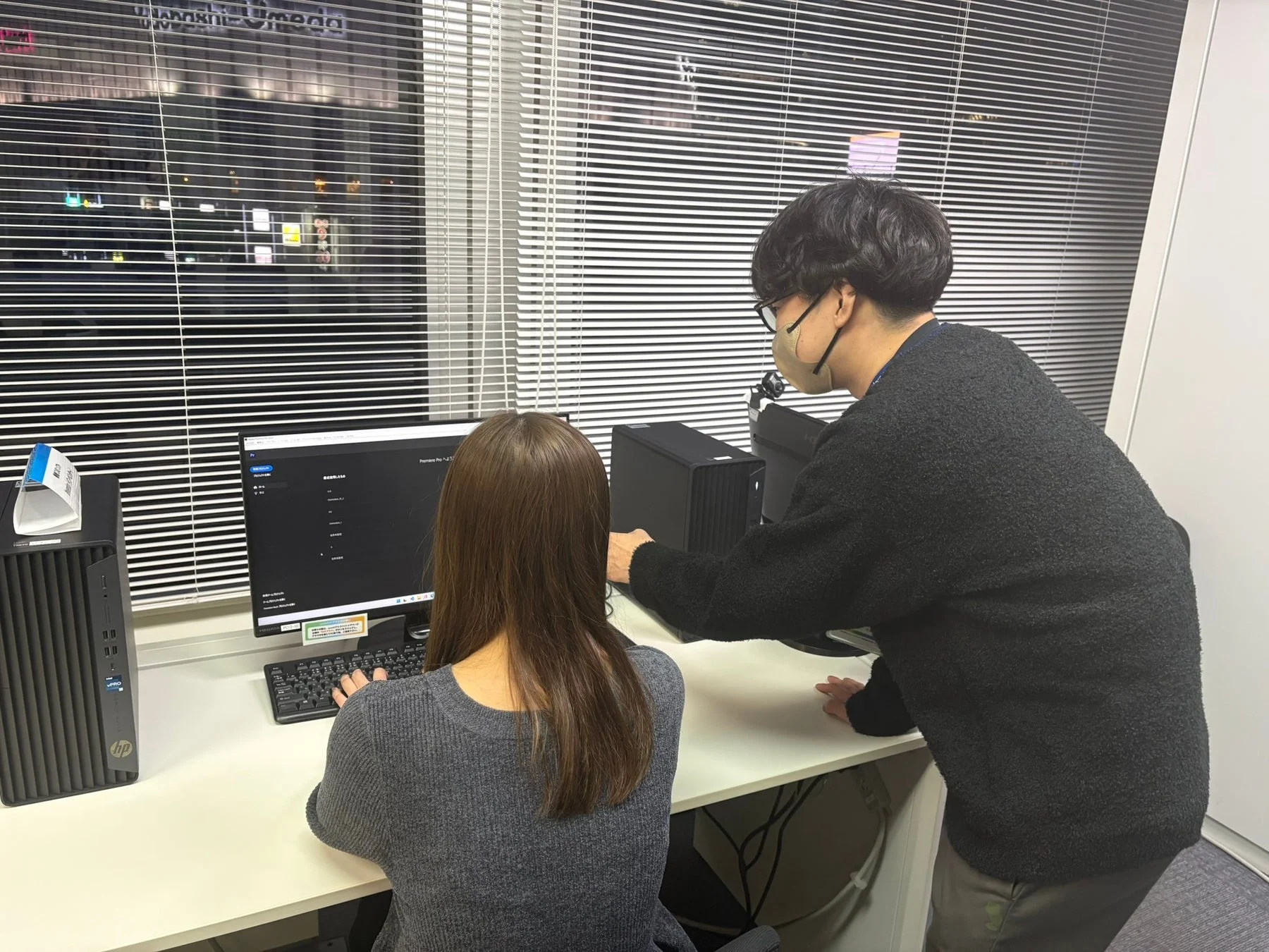 オフィスで共同作業をする様子