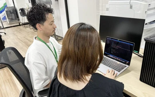 ノートPCで共同作業をする様子