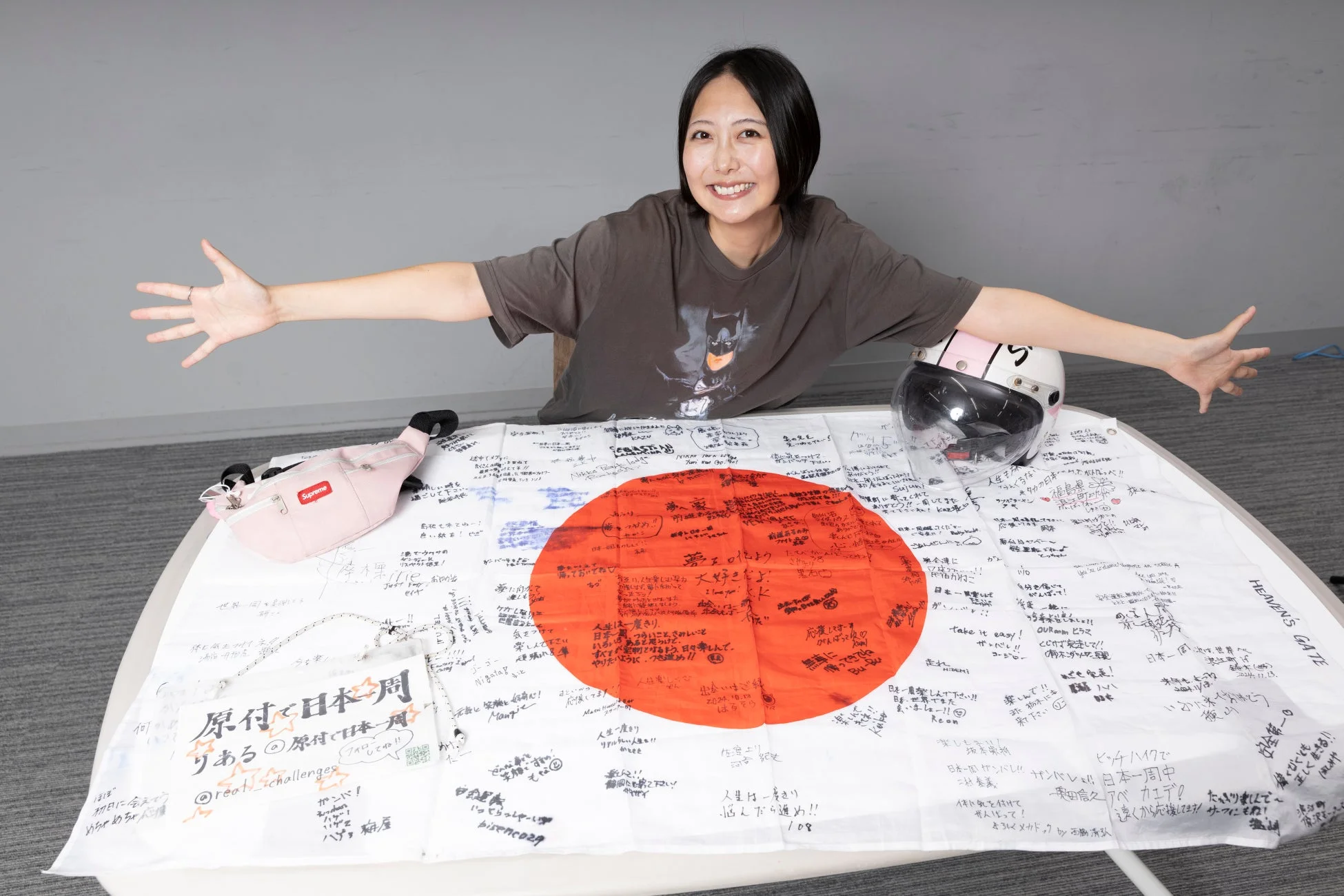 日の丸の旗を持つ女性と応援メッセージ