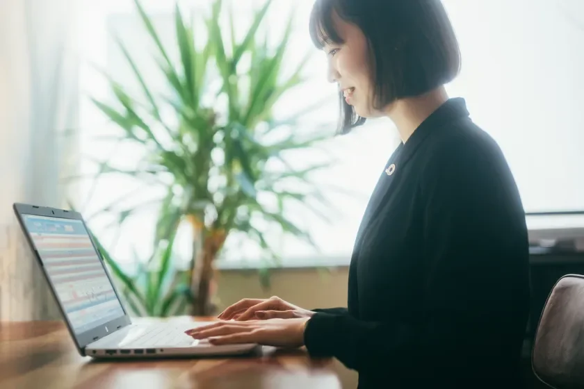 女性がノートPC操作