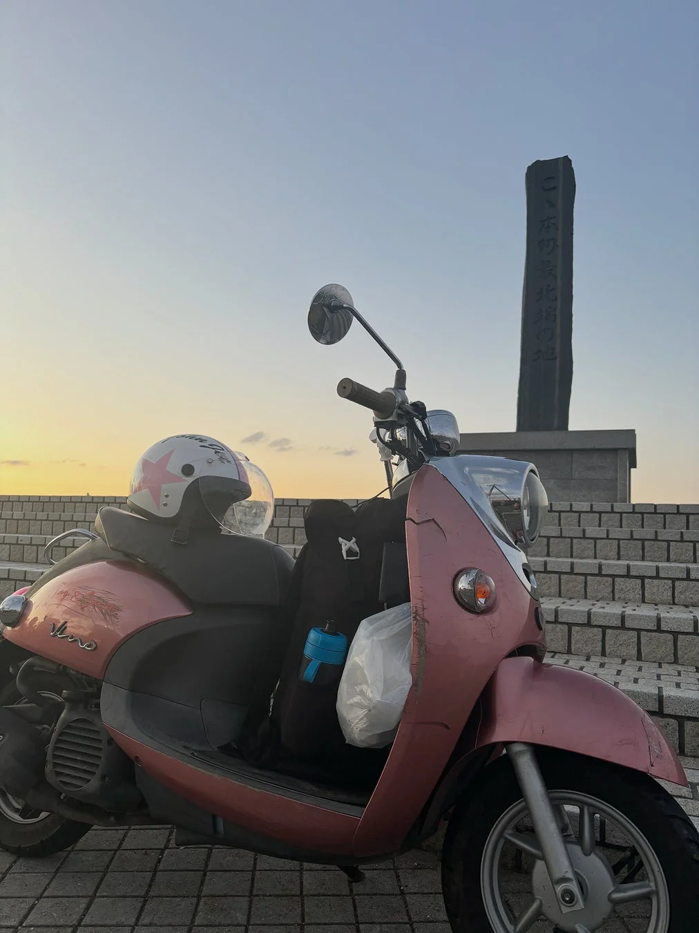 最北端の石碑とスクーター