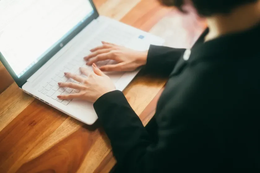 ノートPCタイピング